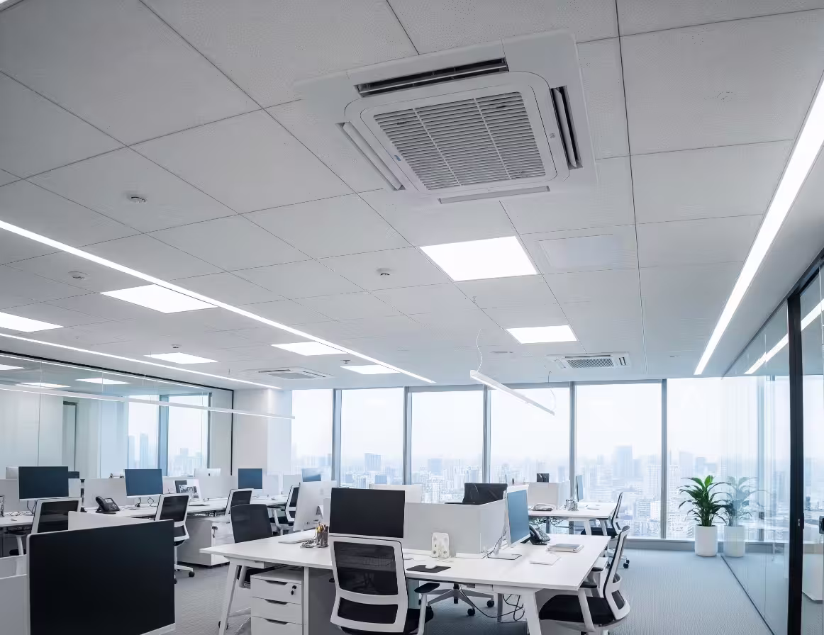 Dyskretny klimatyzator kasetonowy w suficie podwieszanym